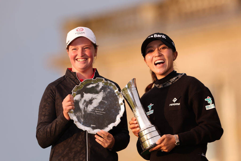 Lottie Woad (left) poses with the Smyth Salver and Lydia Ko (right) poses with the AIG Women